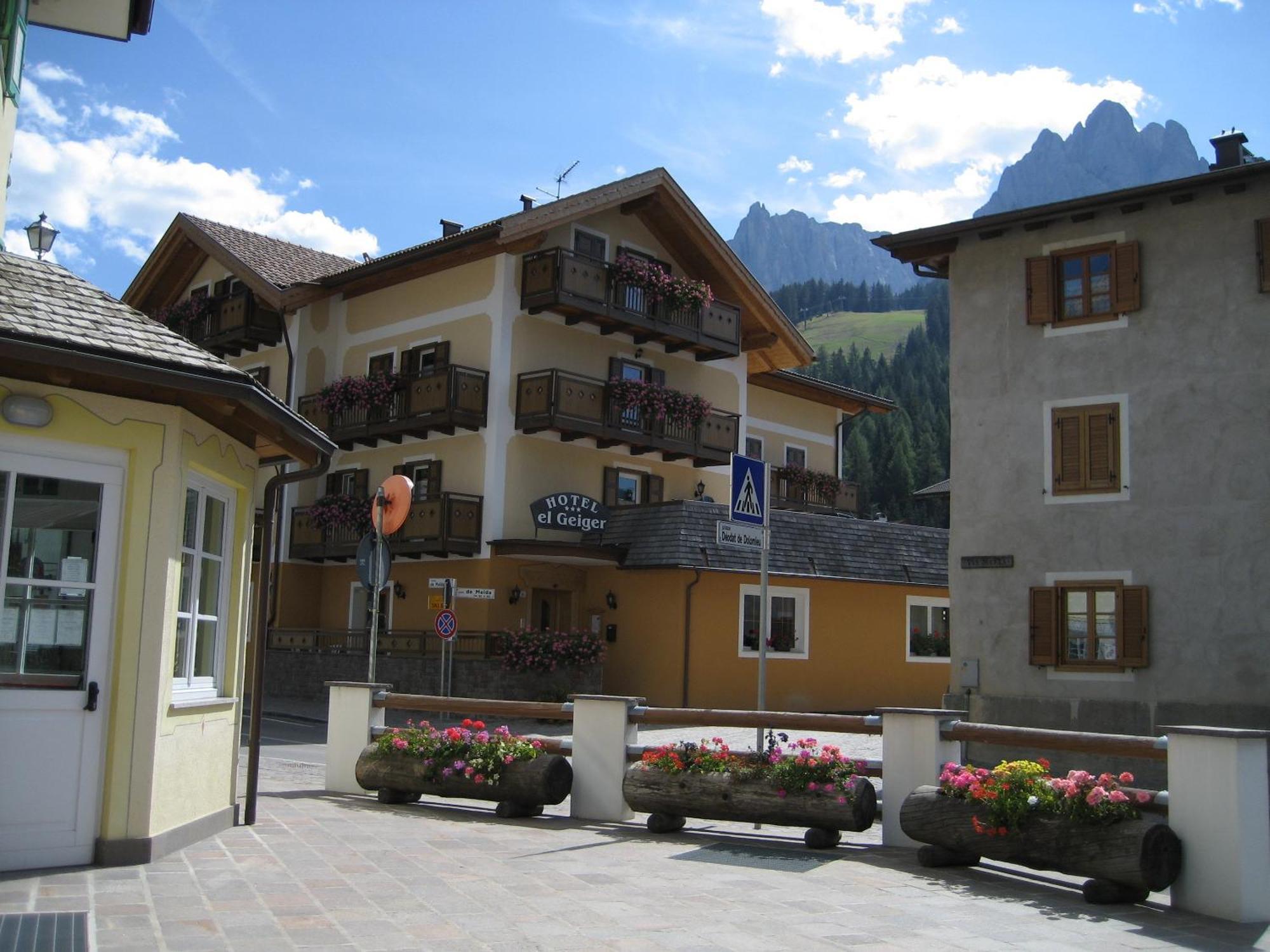 Hotel El Geiger Pozza di Fassa Exterior photo