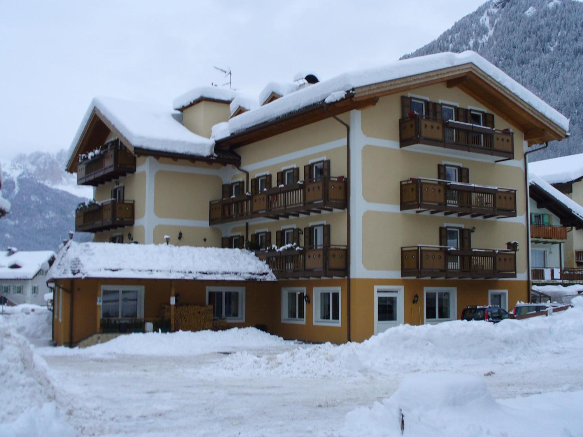 Hotel El Geiger Pozza di Fassa Exterior photo